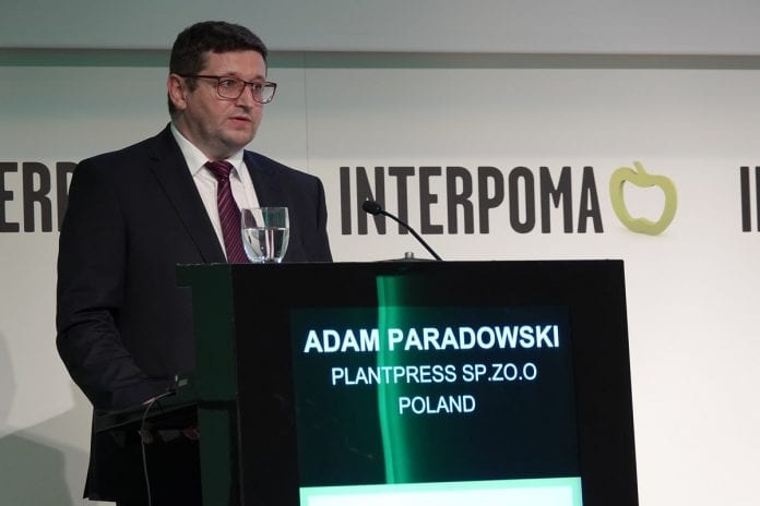 Adam Paradowski podczas swojej prezentacji przestawionej na Kongresie Jabłko na Świecie