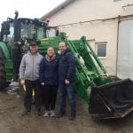 Ciągnik z ładowaczem czołowym – czy warto planować zakup pakietu u jednego producenta?