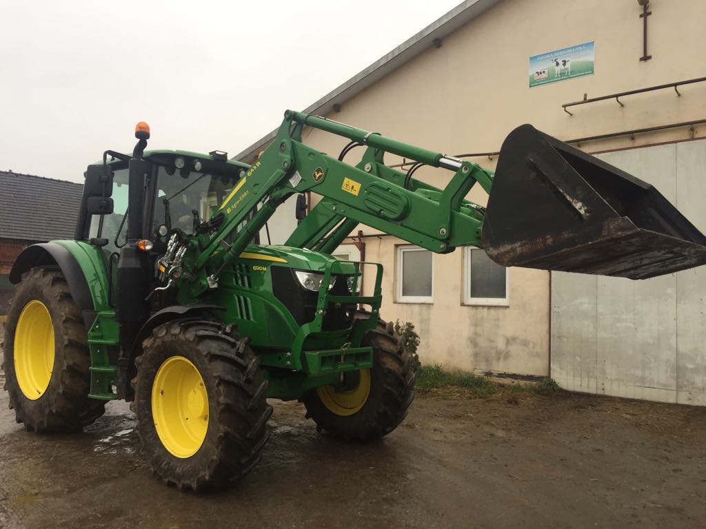Ciągnik John Deere 6120 M z ładowaczem czołowym