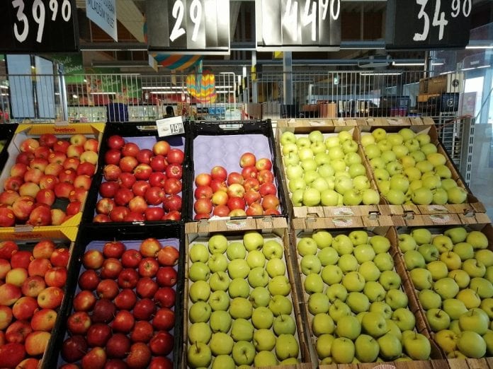 Owoce i warzywa w supermarkecie w Czechach - fot. P.Grel