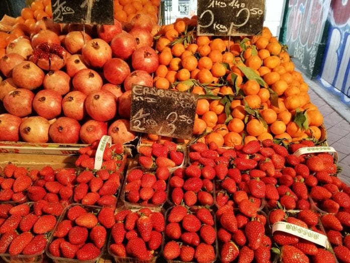Owoce na Targu Naschmarkt - największym targu miejskim w Wiedniu - fot. P.Grel