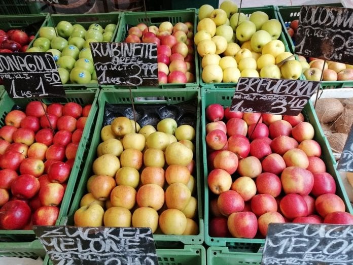 Owoce na Targu Naschmarkt - największym targu miejskim w Wiedniu - fot. P.Grel