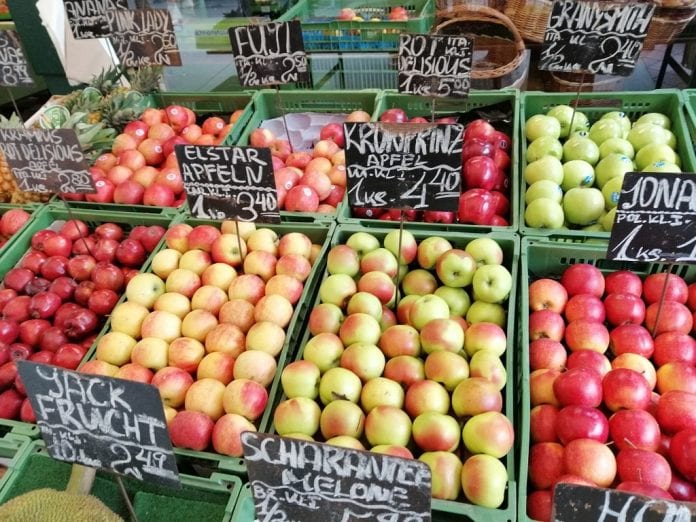 Owoce na Targu Naschmarkt - największym targu miejskim w Wiedniu - fot. P.Grel