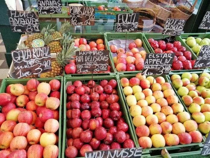 Owoce na Targu Naschmarkt - największym targu miejskim w Wiedniu - fot. P.Grel