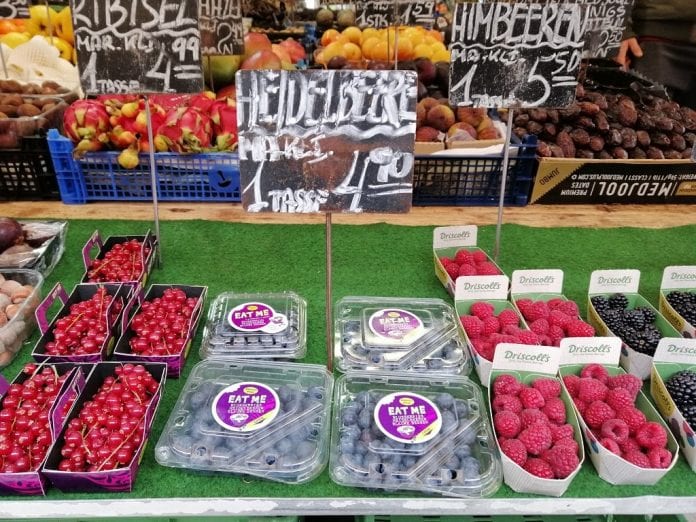 Owoce na Targu Naschmarkt - największym targu miejskim w Wiedniu - fot. P.Grel