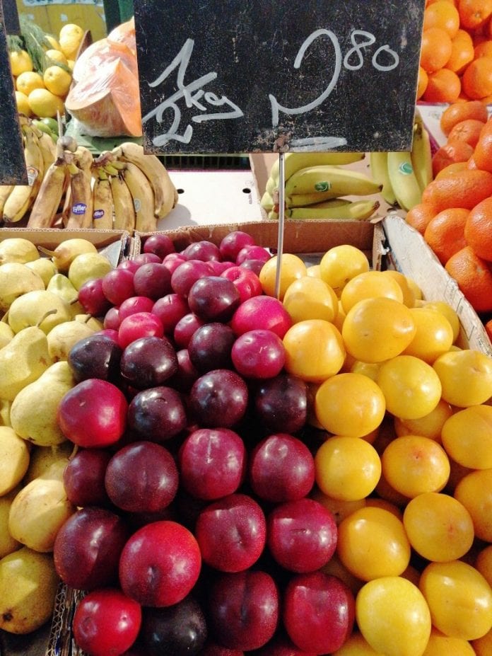 Owoce na Targu Naschmarkt - największym targu miejskim w Wiedniu - fot. P.Grel