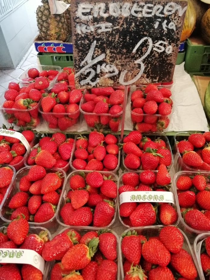 Owoce na Targu Naschmarkt - największym targu miejskim w Wiedniu - fot. P.Grel