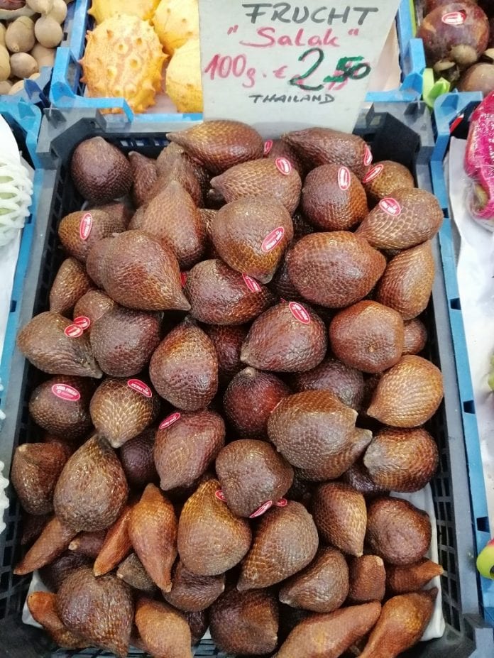 Owoce na Targu Naschmarkt - największym targu miejskim w Wiedniu - fot. P.Grel