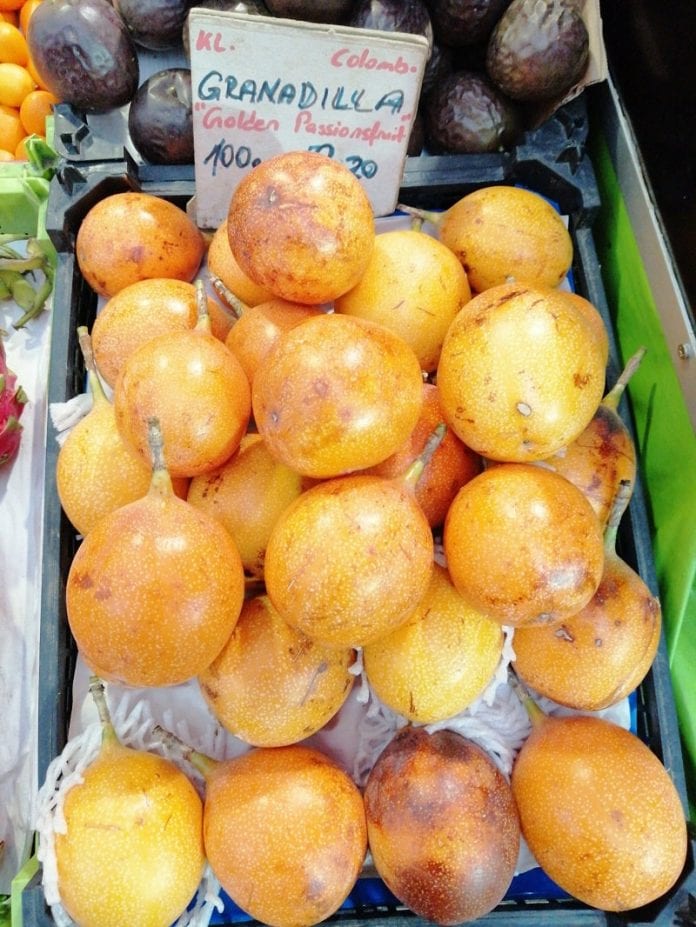 Owoce na Targu Naschmarkt - największym targu miejskim w Wiedniu - fot. P.Grel