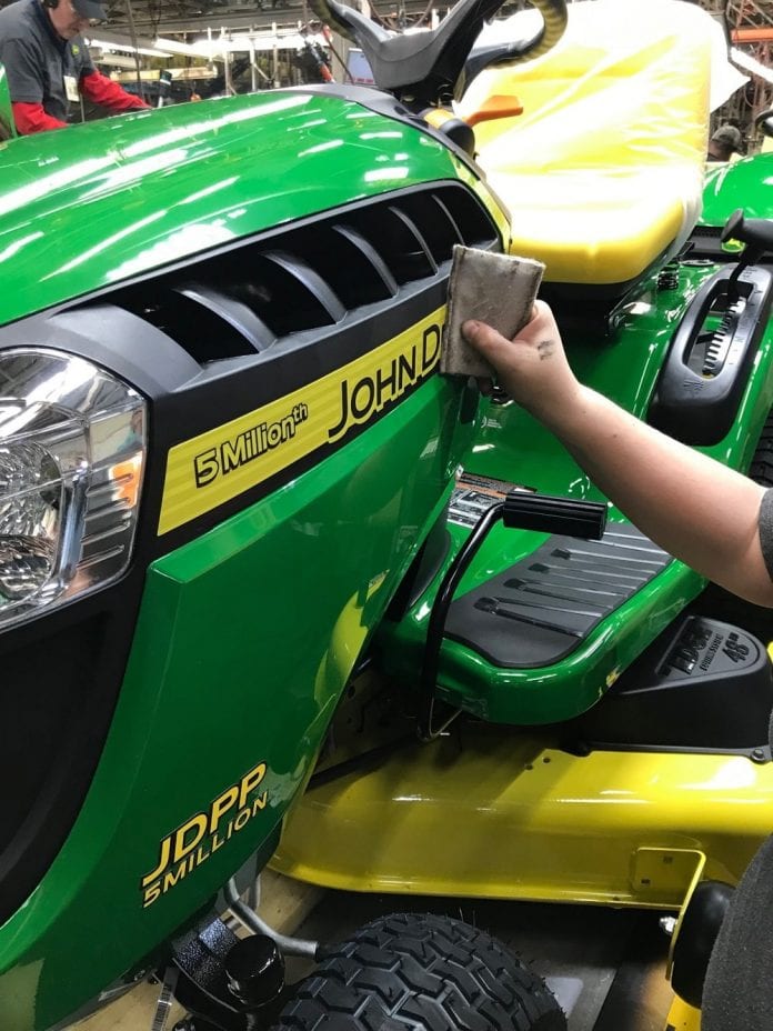 John Deere świętuje 5-milionowy egzemplarz samojezdnej kosiarki trawnikowej z fabryki w Greeneville w stanie Tennessee