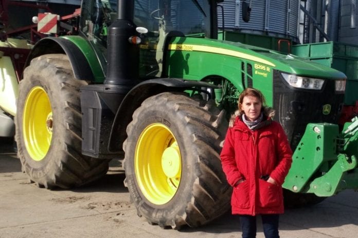 p. Irena przy ciągniku John Deere