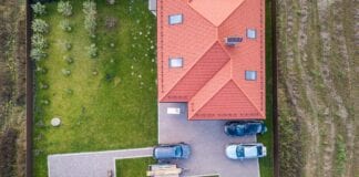 Wąska działka co determinuje? Budowa domu na wąskiej działce – wymogi i polecane projekty