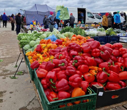 Słomczyn – centrum handlu wycofanymi warzywami niskiej jakości. Interes kręci się w najlepsze